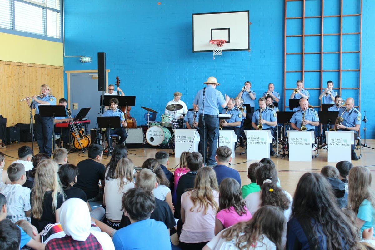 Bigband der Polizei vor Ort