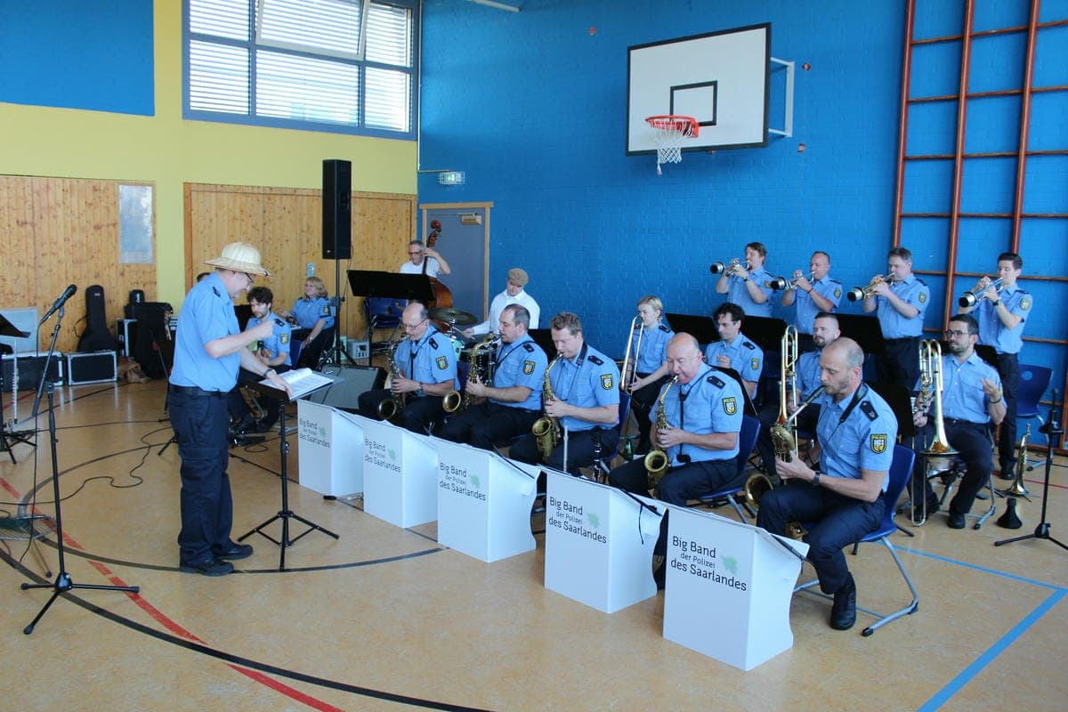 Bigband der Polizei vor Ort